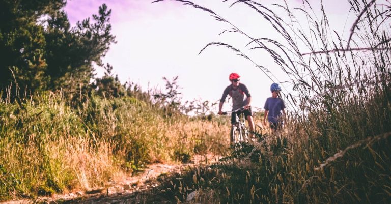 descubre la emoción del mountain biking: aventúrate en impresionantes senderos, disfruta de la belleza de la naturaleza y desafía tus límites mientras pedaleas por terrenos montañosos. perfecto para los amantes del deporte al aire libre.