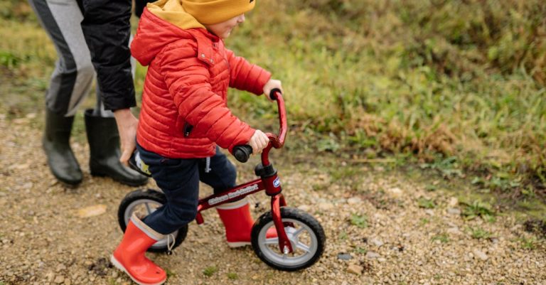 descubre nuestras zapatillas de ciclismo, diseñadas para ofrecer comodidad y rendimiento en cada pedalada. ideal para ciclistas de todos los niveles, nuestras zapatillas garantizan una sujeción óptima y una transferencia de potencia eficaz. ¡prepárate para conquistar la ruta!