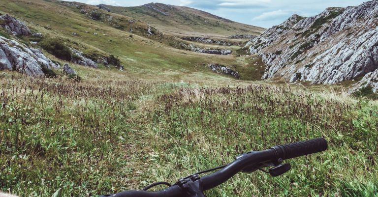 descubre la emocionante experiencia del mountain biking, donde la adrenalina se une a la belleza de los paisajes naturales. explora rutas desafiantes, mejora tus habilidades y disfruta de la libertad sobre ruedas en las montañas.