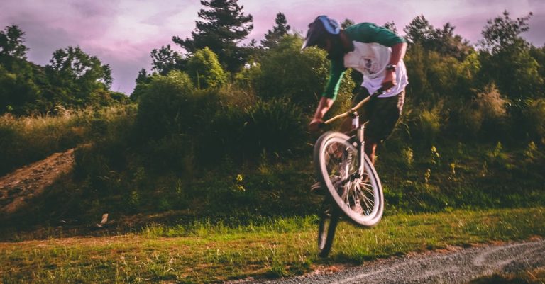 descubre la emoción del mountain biking, un deporte lleno de adrenalina que te lleva a explorar los senderos más desafiantes y disfrutar de la naturaleza. ideal para aventureros y amantes de la bicicleta, ¡prepárate para una experiencia inolvidable!