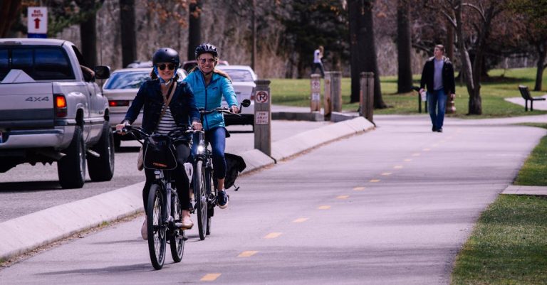 descubre el apasionante mundo del ciclismo, desde consejos para principiantes hasta rutas desafiantes. mejora tu técnica, elige la bicicleta perfecta y únete a una comunidad de entusiastas del ciclismo.