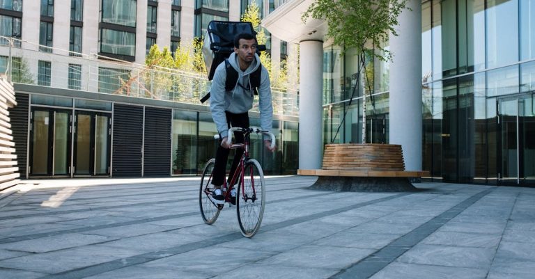 descubre cómo mejorar tu velocidad en bicicleta con consejos sobre técnicas de pedaleo, entrenamiento de resistencia y equipamiento adecuado. acelera tu rendimiento y disfruta más de cada paseo.