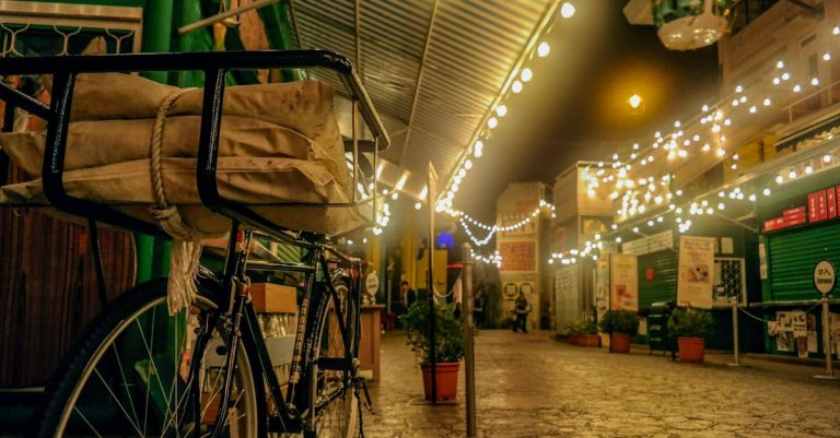 descubre las mejores luces de bicicleta urbanas para iluminar tus paseos nocturnos. seguridad y estilo se combinan en estos accesorios esenciales para ciclistas urbanos. ¡haz de tu viaje una experiencia más segura y visible!