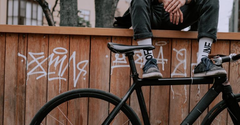 descubre nuestras zapatillas de ciclismo, diseñadas para ofrecer comodidad y rendimiento en cada pedaleo. con una variedad de estilos y tecnologías, ¡encuentra el calzado perfecto para tus aventuras sobre dos ruedas!