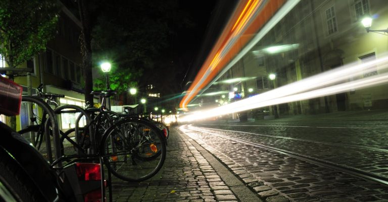 descubre las mejores luces para bicicletas que garantizan tu seguridad y visibilidad en la carretera. mejora tus paseos nocturnos con productos de alta calidad y tecnología avanzada.