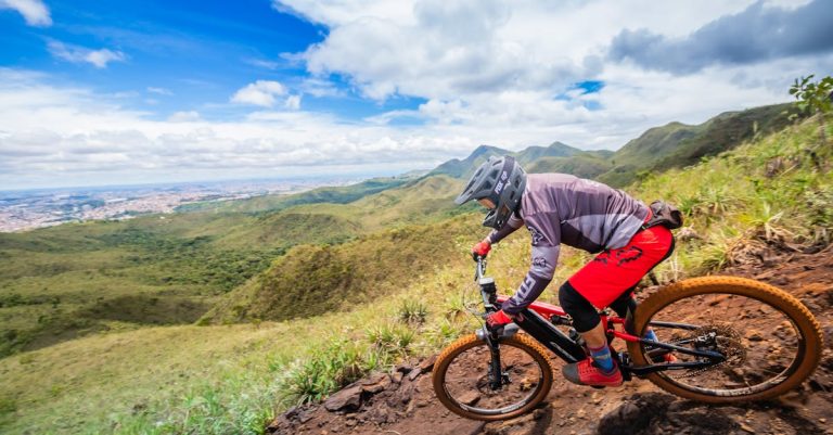 descubre las mejores rutas de ciclismo que ofrecen paisajes impresionantes y emocionantes aventuras al aire libre. ya seas principiante o experto, estas rutas de senderismo en bicicleta te conectarán con la naturaleza y te brindarán experiencias inolvidables.