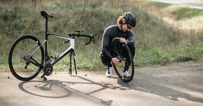 descubre consejos esenciales para el mantenimiento de bicicletas. aprende a cuidar y reparar tu bicicleta para disfrutar de un rendimiento óptimo en cada paseo. ¡mantén tu bici en perfectas condiciones!