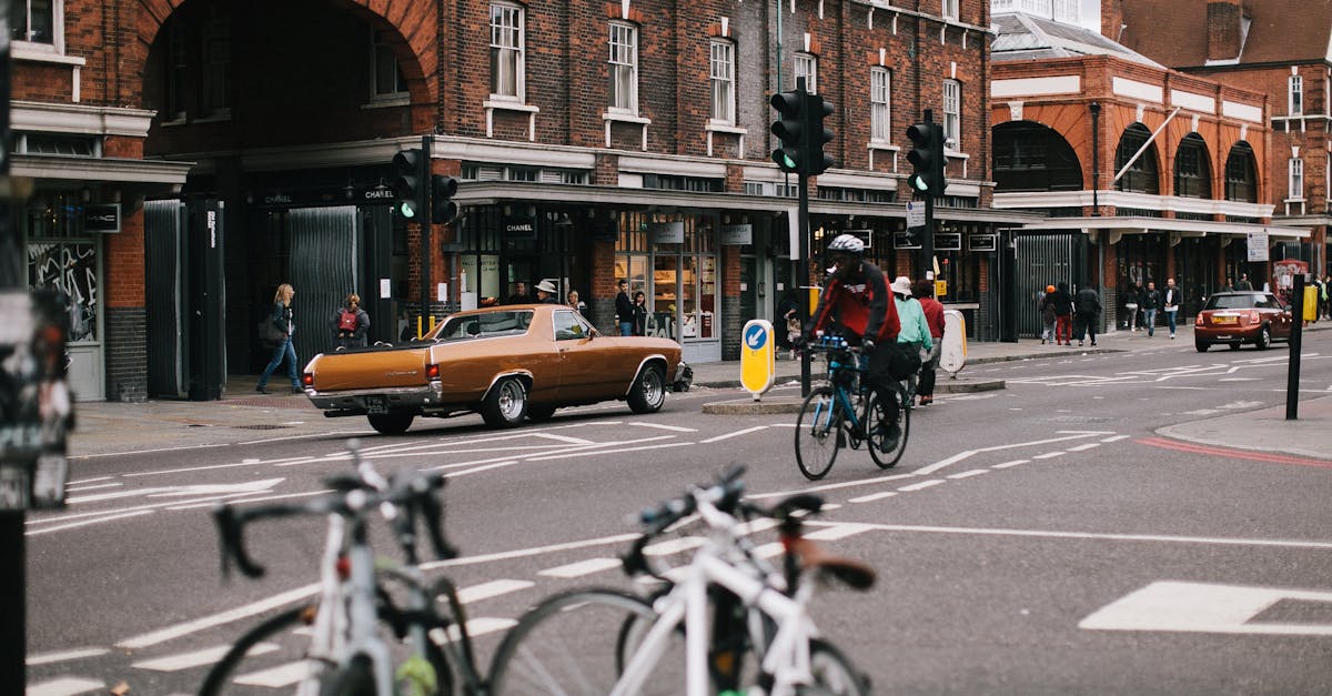 descubre consejos esenciales sobre la seguridad en bicicleta para disfrutar de tus paseos con confianza. aprende cómo protegerte y hacer de las rutas un espacio seguro para todos los ciclistas.