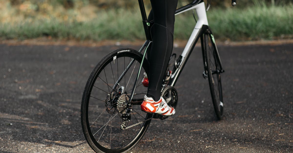 descubre nuestra amplia gama de zapatos de ciclismo, diseñados para ofrecerte comodidad y rendimiento en cada pedalada. perfectos para ciclistas de todos los niveles, nuestros zapatos garantizan un ajuste óptimo y transferencia de energía eficiente. ¡mejora tu experiencia en la bicicleta hoy mismo!