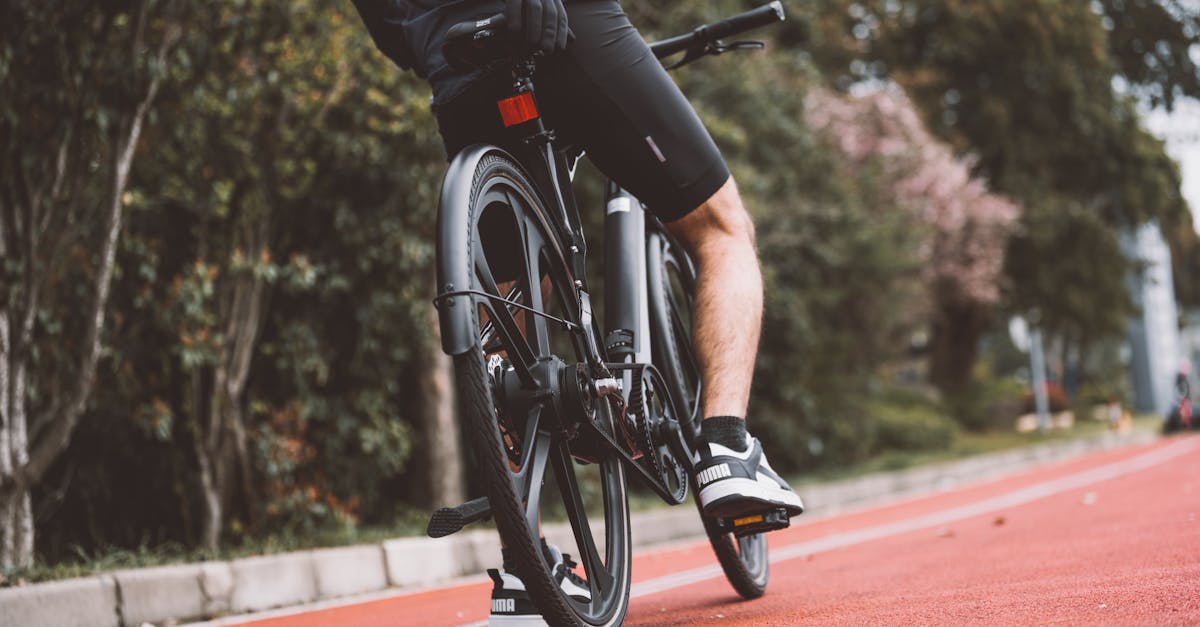 descubre la comodidad y el rendimiento que ofrecen nuestras zapatillas de ciclismo, ideales para ciclistas de todos los niveles. con un diseño ergonómico y materiales de alta calidad, garantiza una experiencia de pedaleo óptima tanto en carretera como en montaña.