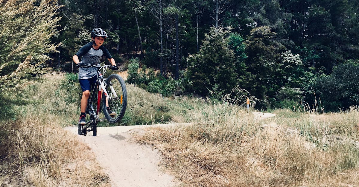 descubre y mejora tus habilidades en ciclismo con nuestros consejos y trucos expertos. ya seas principiante o ciclista experimentado, aprende a perfeccionar tu técnica y a disfrutar al máximo de cada paseo en bicicleta.