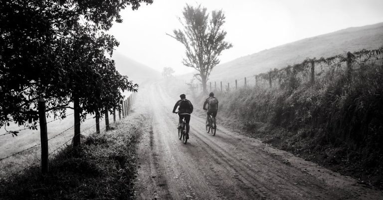 descubre el apasionante mundo del ciclismo: ventajas de montar en bicicleta, consejos para principiantes, rutas increíbles y todo lo que necesitas saber para disfrutar al máximo de este deporte.