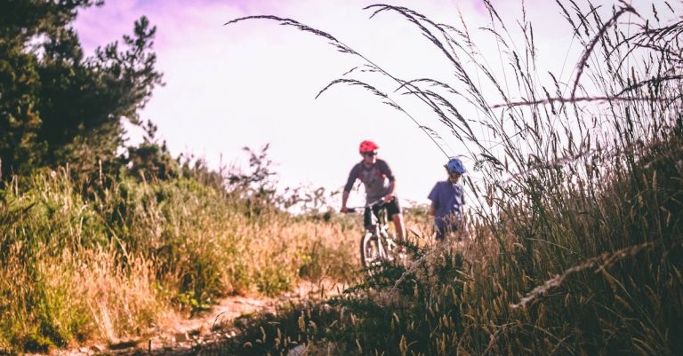 descubre el emocionante mundo del ciclismo. conoce las mejores rutas, consejos para mejorar tu técnica y los beneficios de mantenerte en forma sobre dos ruedas. únete a la aventura del ciclismo y siente la libertad de explorar la naturaleza pedaleando.