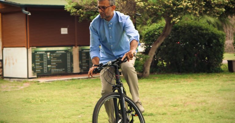 descubre las mejores gafas de ciclismo que combinan estilo, confort y protección. mejora tu rendimiento en cada ruta con lentes de alta calidad y diseños ergonómicos. ¡pedalea con confianza y claridad!