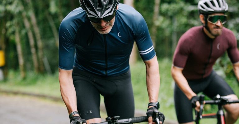 descubre las mejores gafas de ciclismo para proteger tus ojos mientras disfrutas de tus rutas favoritas. diseño elegante, comodidad y tecnología avanzada para un rendimiento óptimo en cada pedaleada.