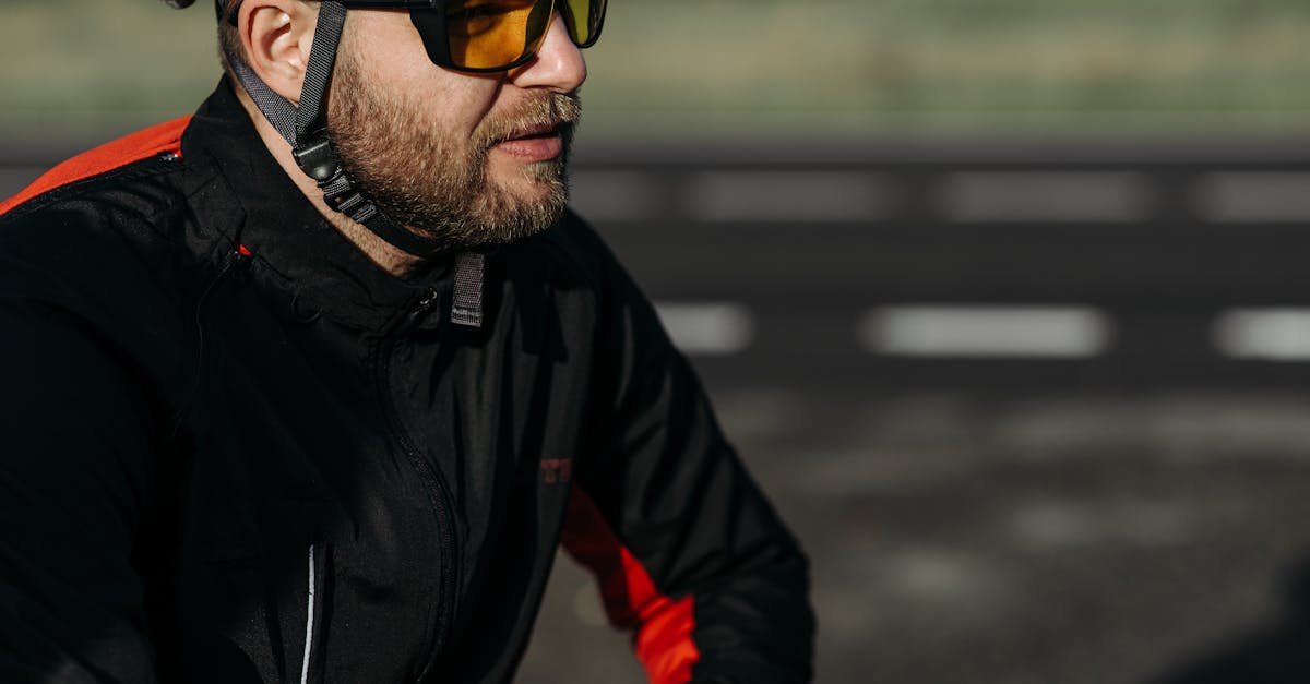 descubre nuestras gafas de ciclismo, diseñadas para ofrecerte comodidad y protección mientras disfrutas de tus paseos en bicicleta. con lentes de alta calidad y un estilo moderno, perfectas para cualquier ciclista.